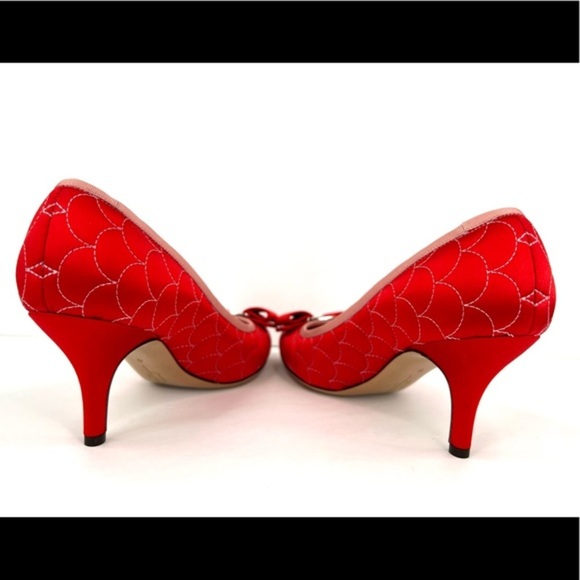 SALVATORE FERRAGAMO Carla Quilted Red Satin Fabric Bow Vara Heel Pumps Size 6 - Picture 11 of 13